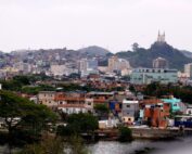 Vista da Igreja da Penha e Complexo do Alemão. Foto: Tânia Rêgo/Agência Brasil